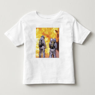 Brandmän släcker en flygbrand tee shirt