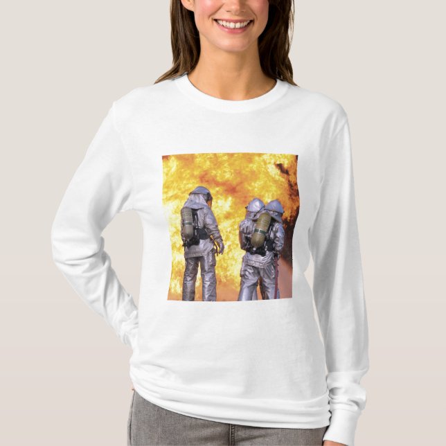 Brandmän släcker en flygbrand tee shirt (Framsida)
