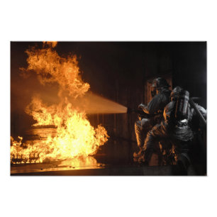 Brandmän släcker en simulerad batterifir fototryck
