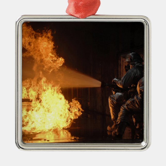 Brandmän släcker en simulerad batterifir julgransprydnad metall (Framsidan)