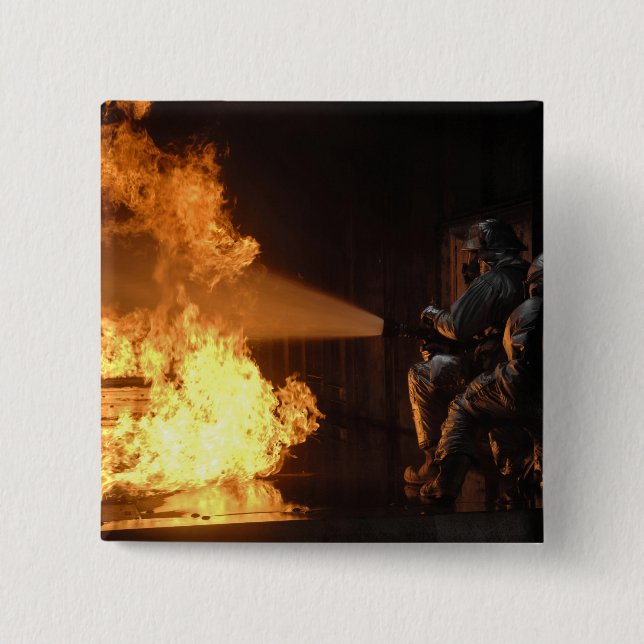 Brandmän släcker en simulerad batterifir knapp (Framsida)