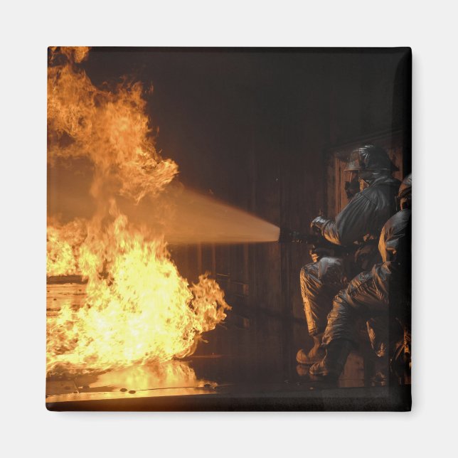 Brandmän släcker en simulerad batterifir magnet (Framsidan)