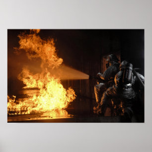Brandmän släcker en simulerad batterifir poster