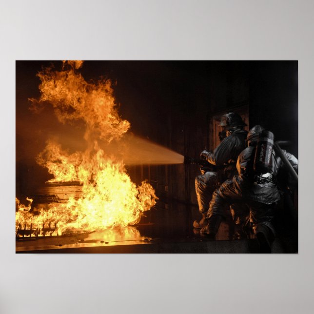 Brandmän släcker en simulerad batterifir poster (Framsidan)