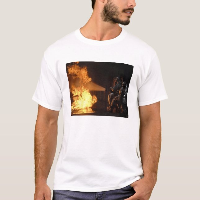 Brandmän släcker en simulerad batterifir t-shirt (Framsida)