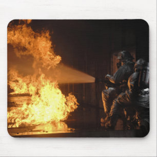 Brandmän släcker en simulerad batterigran musmatta