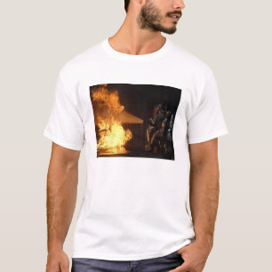 Brandmän släcker en simulerad batterigran t-shirt