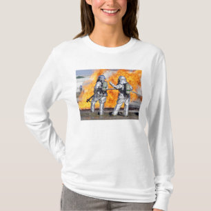 Brandmän slåss simulerad avfyrar t-shirt