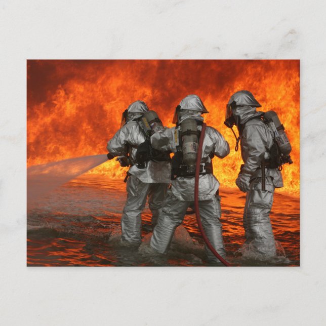 Brandmän som utkämpar en brand vykort (Framsida)