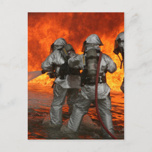Brandmän som utkämpar en brand vykort