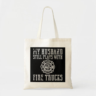 Brandmän spelar Make med Lastbilar hustru som elda Tygkasse