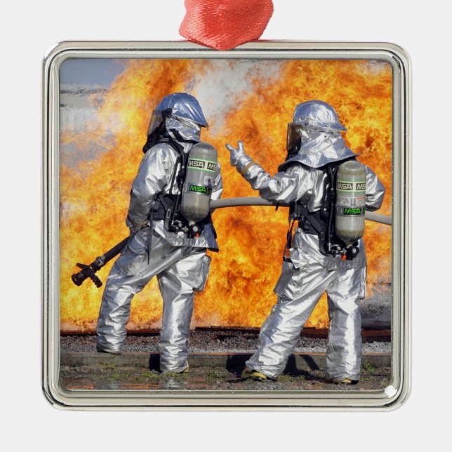 Brandmän utkämpar en simulerad brand julgransprydnad metall (Framsidan)