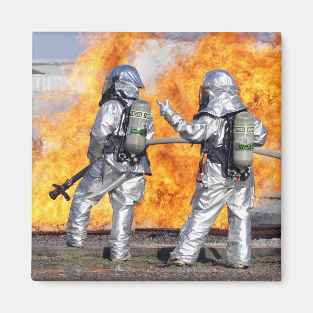 Brandmän utkämpar en simulerad brand magnet (Framsidan)