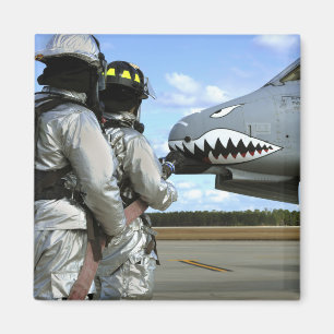 Brandmän utplacerar en avfyra vattnar med slang magnet