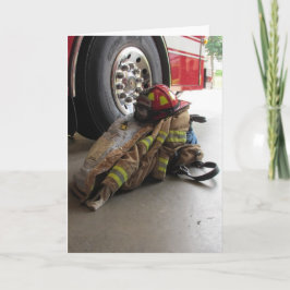 Brandmannen utrustar och åker lastbil kort