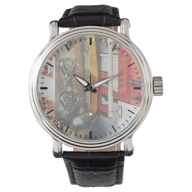 Brandslang, hink och munstycke armbandsur (Framsida)