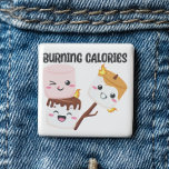 Bränn Calories Marshmallow Meme Knapp<br><div class="desc">Knappen Bränna Calories Marshmallow Meme - Den här fantastisk-knappen har tre små marshmallow-rostningar. Garanterade att ta allas uppmärksamhet. Bränningen av kalorier på campfire smakade aldrig så bra. Gör någon till en lycklig-videokamera med det här "söta" presentalternativet. Ingen behöver vara "mallow-dramatisk". Den här fantastiska knappen har några allvarliga öga-godis.</div>