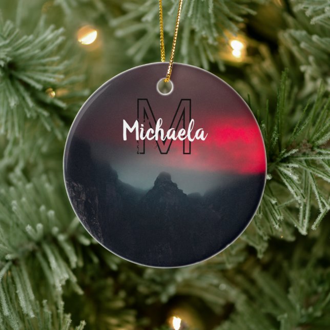 Brännande moln, dimma och berg i himlar julgransprydnad keramik (Träd)