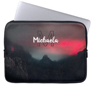 Brännande moln, dimma och berg i himlar laptop fodral