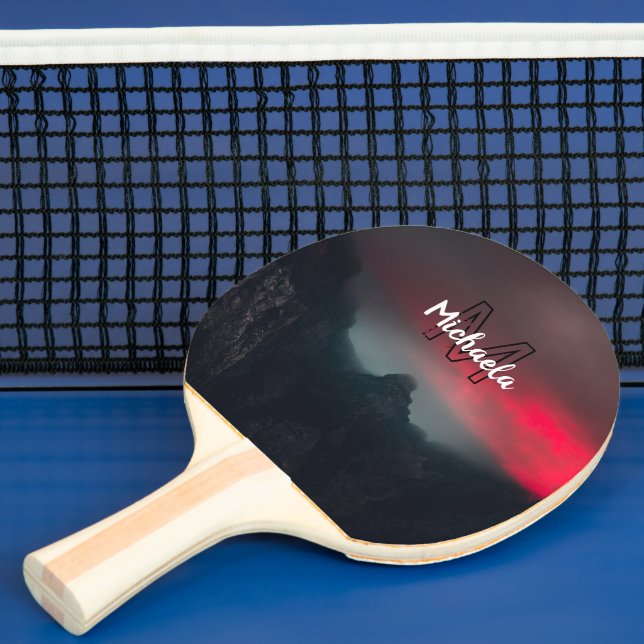 Brännande moln, dimma och berg i himlar pingisracket (Insitu)