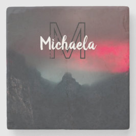 Brännande moln, dimma och berg i himlar stenunderlägg