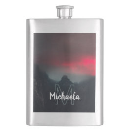 Brännande moln, dimma och berg monogram fickplunta