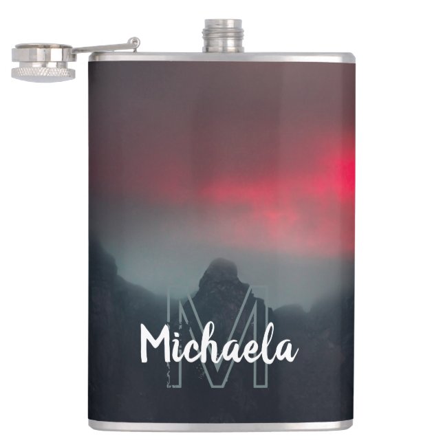 Brännande moln, dimma och berg monogram fickplunta (Öppnad)