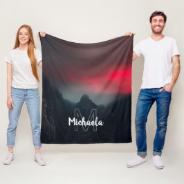 Brännande moln, dimma och berg monogram fleecefilt