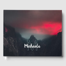 Brännande moln, dimma och berg monogram