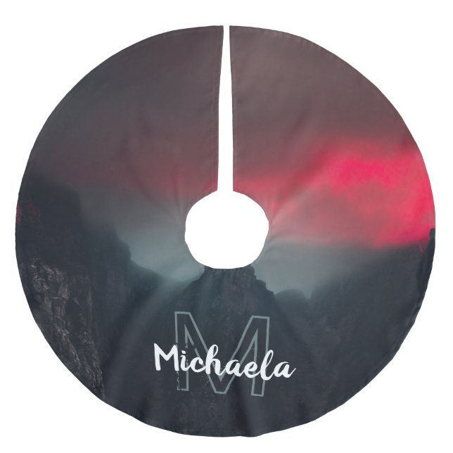 Brännande moln, dimma och berg monogram julgransmatta borstad polyester (Framsidan)