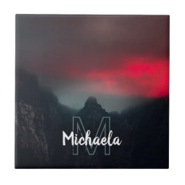 Brännande moln, dimma och berg monogram kakelplatta