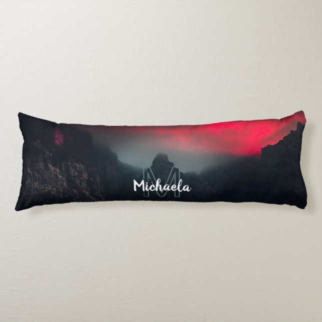 Brännande moln, dimma och berg monogram kroppskudde (Framsidan)