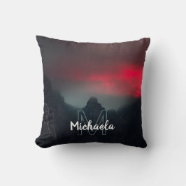 Brännande moln, dimma och berg monogram kudde