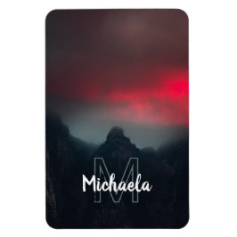 Brännande moln, dimma och berg monogram magnet