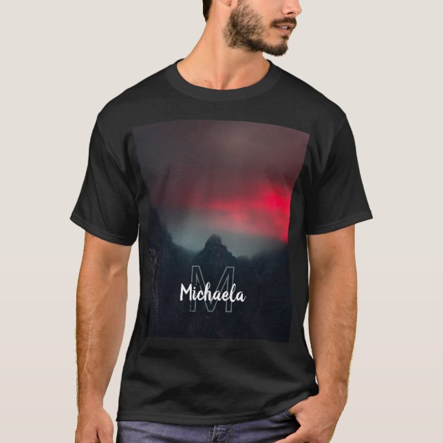 Brännande moln, dimma och berg monogram t shirt (Framsida)