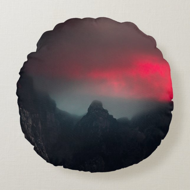 Brännande moln, dimma och berg rund kudde (Framsidan)