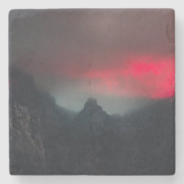 Brännande moln, dimma och berg stenunderlägg