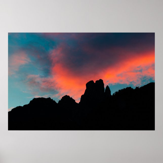 Brännande moln över bergen poster (Framsidan)