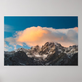 Brännande moln över bergen poster