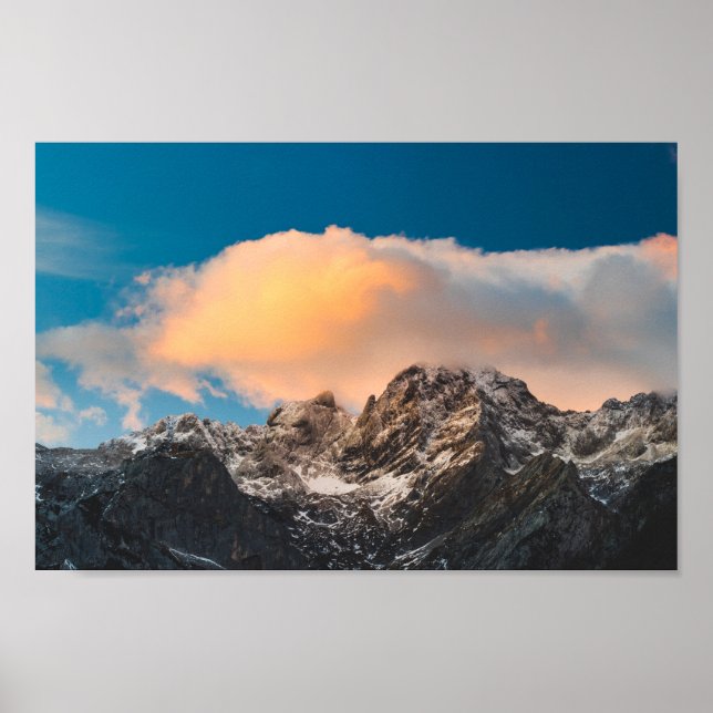 Brännande moln över bergen poster (Framsidan)