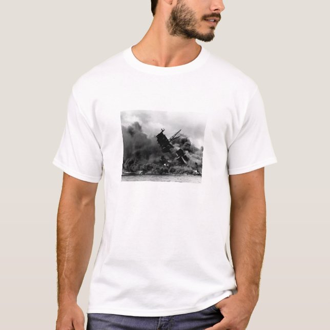 Bränning för USS Arizona i pärlemorfärg hamn Tee Shirt (Framsida)
