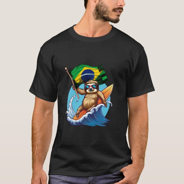 Brasil Flag Sloth Surfing Brazilian Pride Brasilia T Shirt (Framsida)