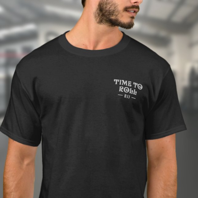 Brasiliansk Jiu Jitsu ger För manar BJJ-tid till r T Shirt (Time to roll breast print black BJJ T-shirt on a male model in a gym. )