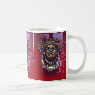 "BRASS FEMALE HEAD DOOR KNOCKER PÅ BRIGHT RED DOOR KAFFEMUGG