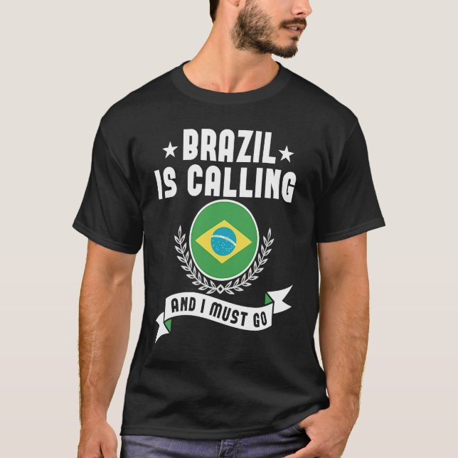 Brazil Is Calling And I Must Go Souvenirs Brazilia T Shirt (Framsida)