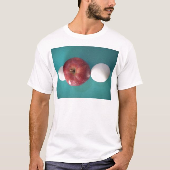 Breakfast Buddies: Två ägg $an Apple still Life T-shirt (Framsida)