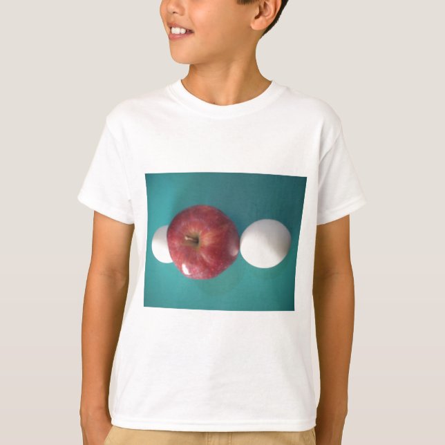 Breakfast Buddies: Två ägg $an Apple still Life Tee (Framsida)
