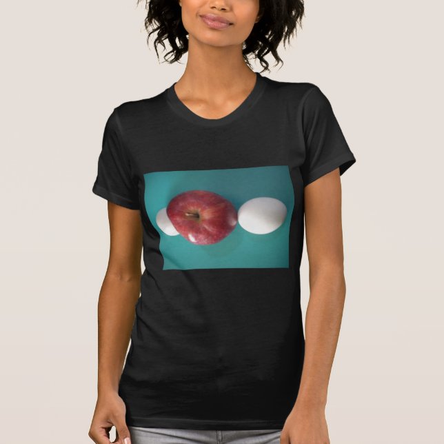 Breakfast Buddies: Två ägg $an Apple still Life Tee (Framsida)