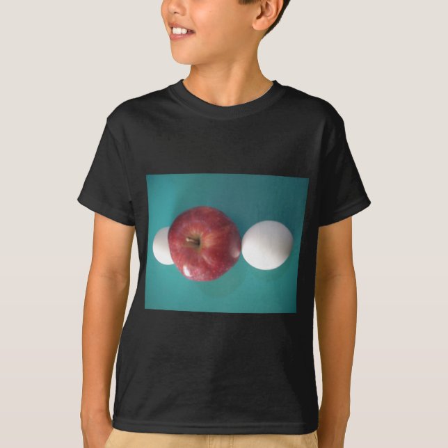 Breakfast Buddies: Två ägg $an Apple still Life Tee Shirt (Framsida)