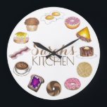 Breakfast Mat Eggs Bacon Donut Coffee Kitchen Stor Klocka<br><div class="desc">Perfekt för att dekorera ett sovrum, badrum, kök eller vilket rum som helst i huset! Väggklockssymbolen är en originalmarkör som illustrerar ett sortiment av utsökt frukost-mat, inklusive ägg, bacon, skål med sylt, omelet, nötter, kaffe, baglar med mera. Denna design av ett slag finns också tillgänglig för andra produkter, inklusive samordnande...</div>